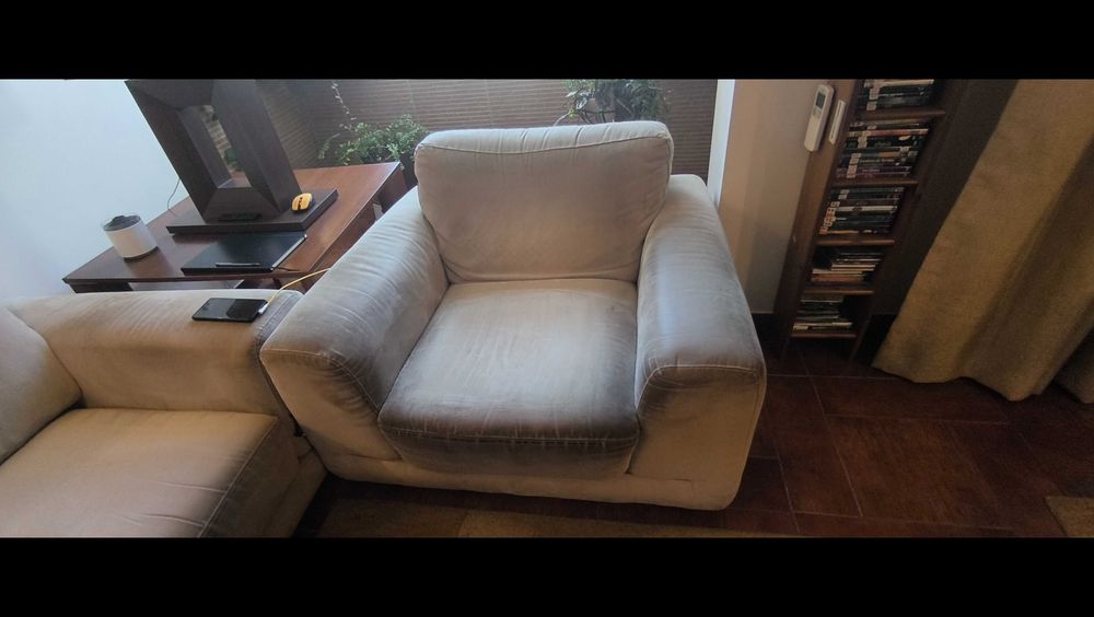 Conjunto de sofás e mesa de apoio