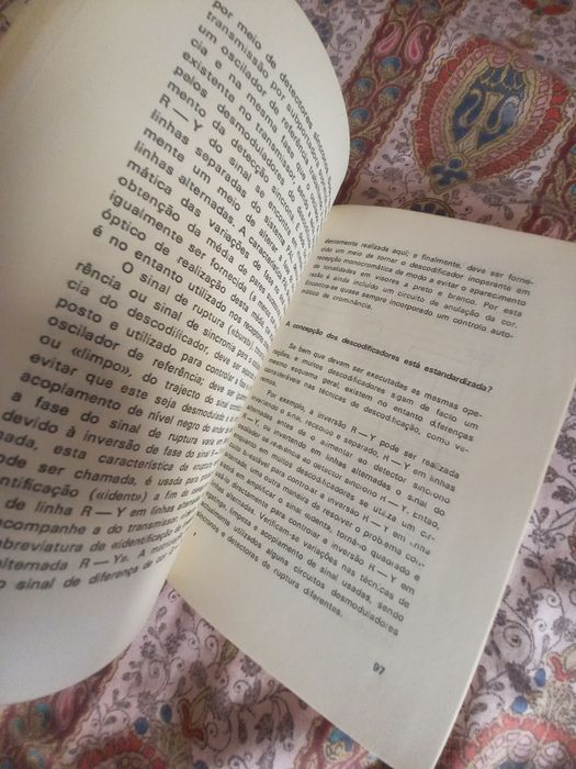 Livro técnico Televisão a Cores