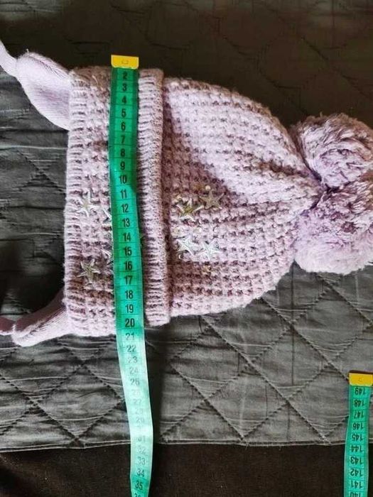Liliowa gruba czapka z pomponami i gwiazdkami