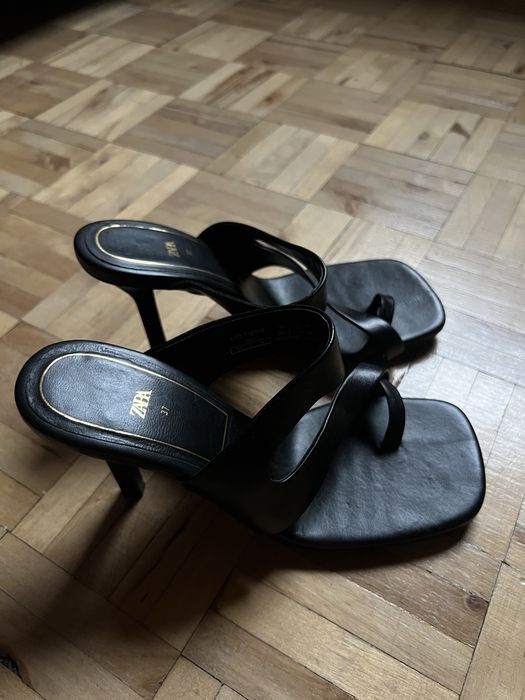 Czarne skórzane klapki na obcasie Zara 37