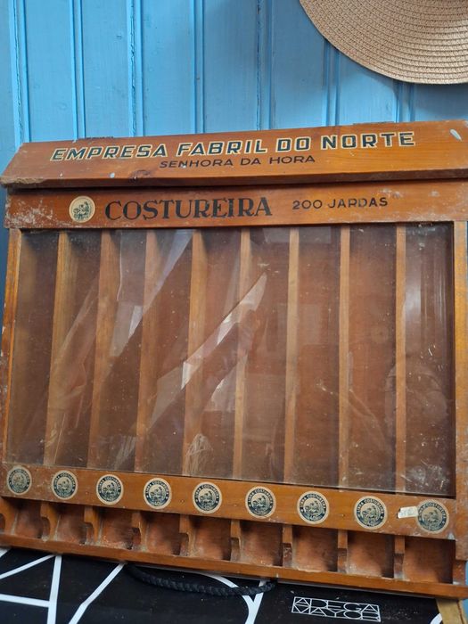 Expositor vertical vintage para tubos de fios de costura