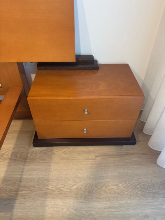 Mobilia de quarto casal em madeira de Cerejeira