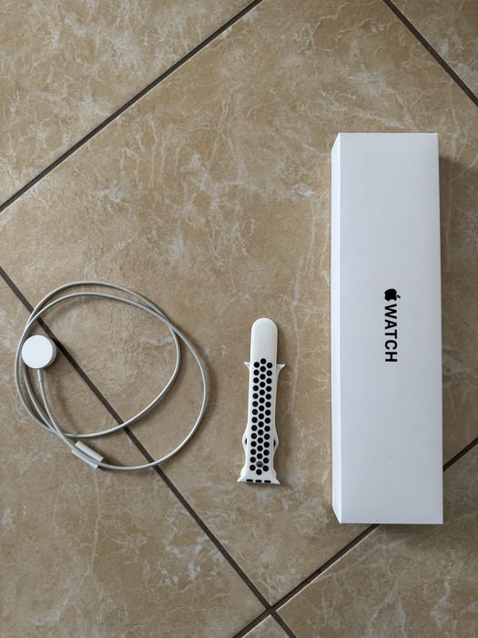 Apple Watch Se (Gen. 2) 44mm + dwa paski