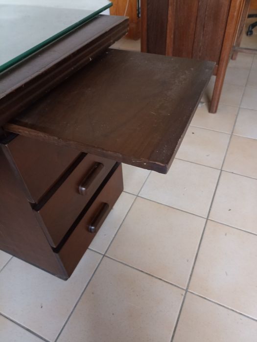 Secretaria de madeira antiga com tampo de vidro