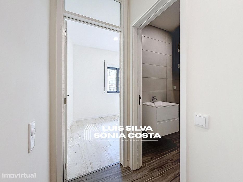 Apartamento T4 Totalmente Remodelado com 2 Varandas e Elevador –...