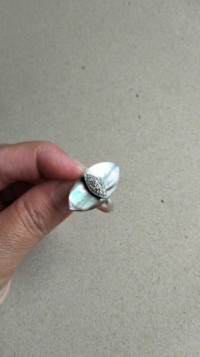Anel de prata e madrepérola