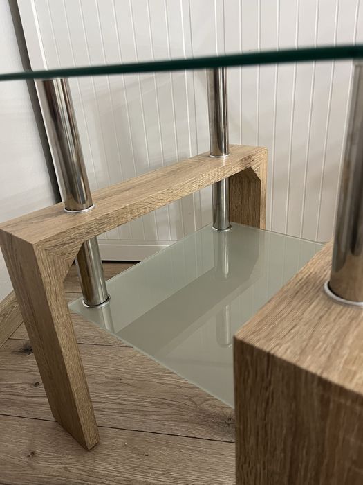 stolik kawowy ze szklanym blatem i drewnianą ramą