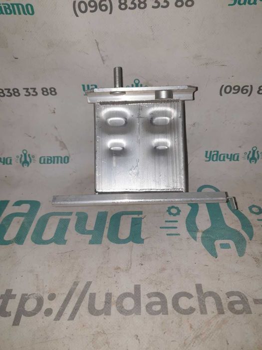 Кронштейн усилителя переднего бампера  Toyota Prius 30 5701347040 клык