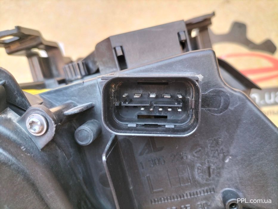 BMW 3 E92 E93 05-10 фара передняя левая ксенон неповоротная 7162127