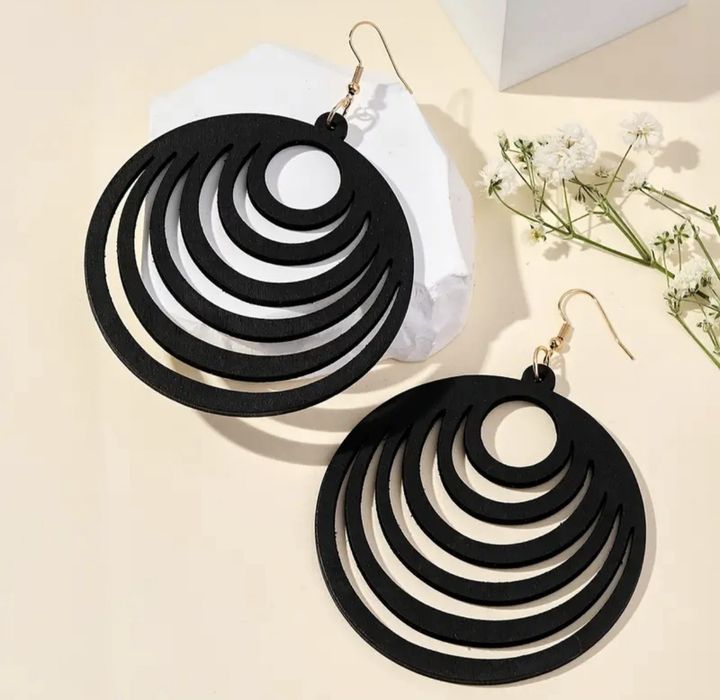 Brincos dourado e prateado