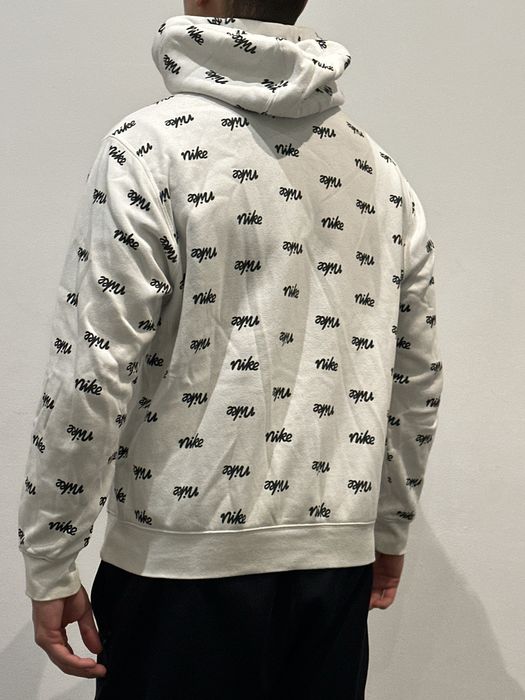 Nike bluza biała w monogramy z kapturem z nadrukiem