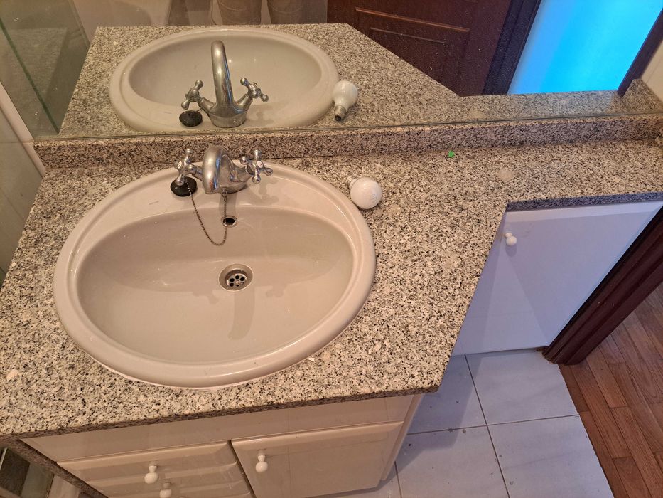 Móvel WC C/ Tampo granito + Sanita e Bidê (Como Novo) À melhor Oferta