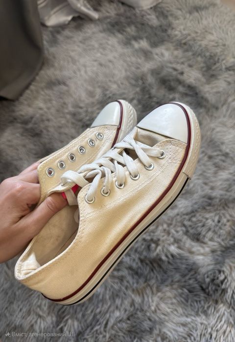Продам молочні жіночі кеди