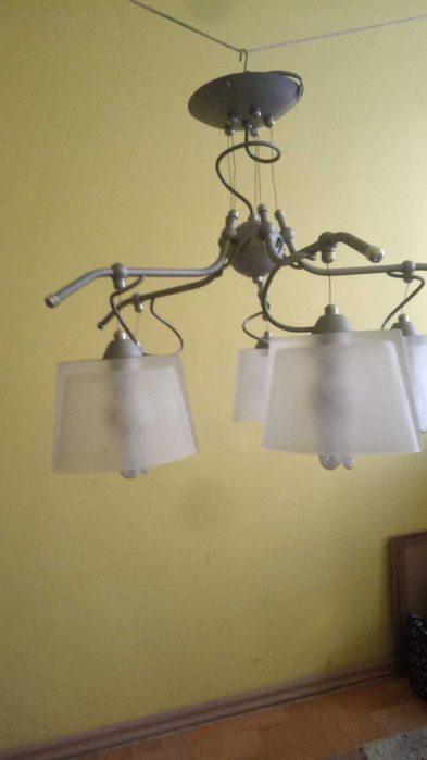 Lampa wisząca z pięcioma szklanymi kloszami