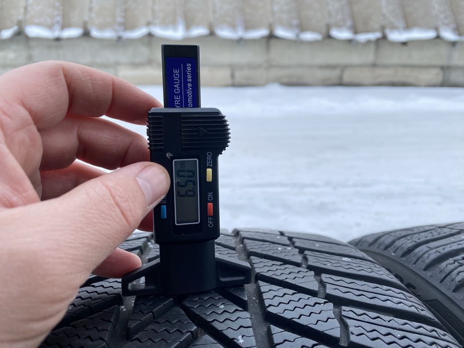 Зимняя резина Bridgestone 245.35.19. Пара.