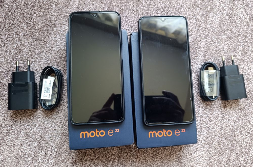 Dwa telefony Motorola E22 4+64G