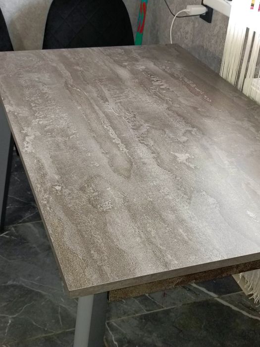 Кухонний стіл з V- подібною ніжкою