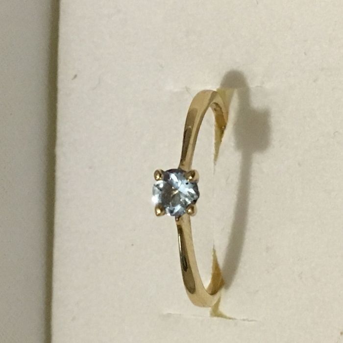 Złoty pierścionek z topazem