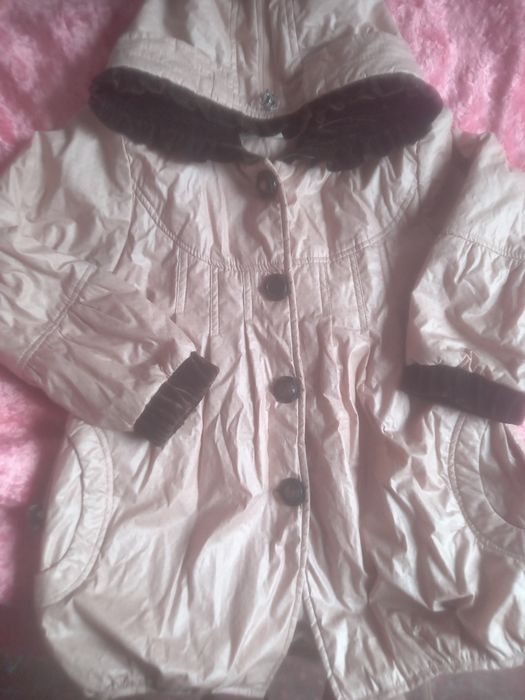 Пальто на девочку отдам