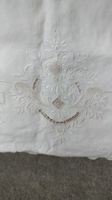 Toalha linho bordada à mão Ponto Richelieu, Tibaldinho, Crivo e Cheio