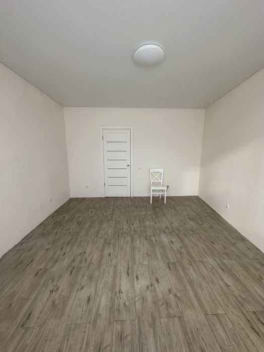 Кабінет без меблів