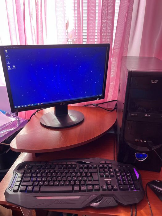 Комп'ютер для навчання, для дому 
Монітор LG fetron 22 дюйми.