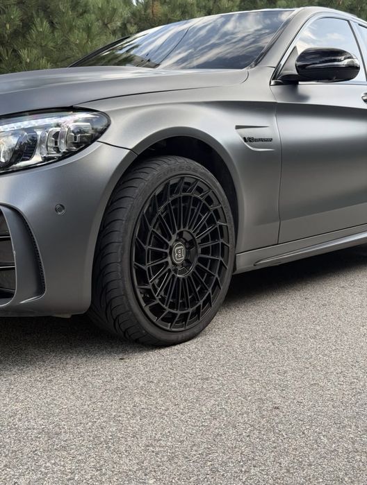 Mercedes-Benz C300 (переодет в C63 AMG)