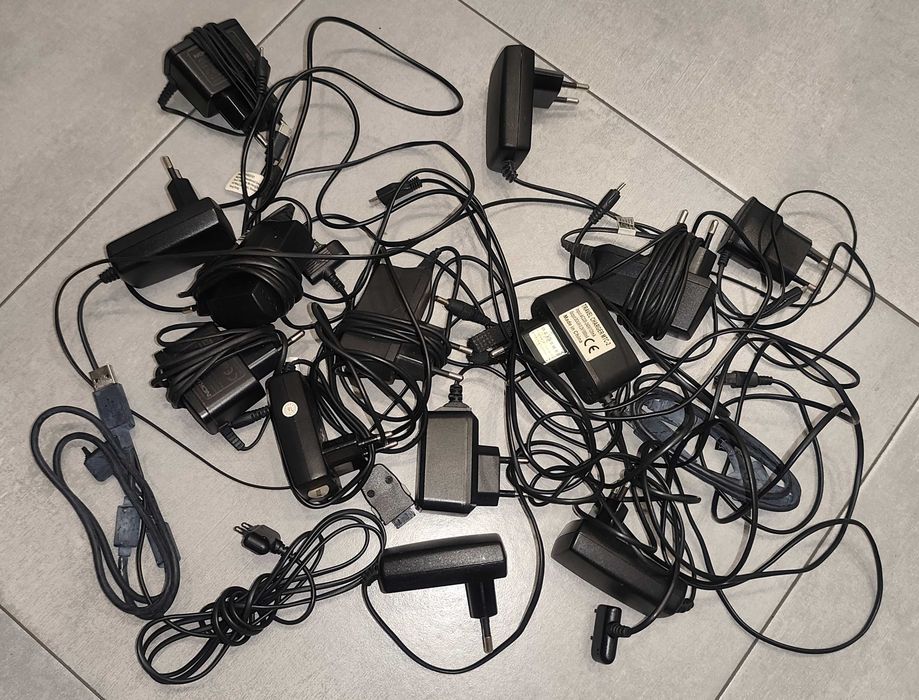 Duży zestaw telefonów Nokia, Sony Ericsson, baterie, ładowarki