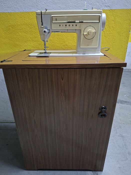 Máquina de costura Singer elétrica com móvel