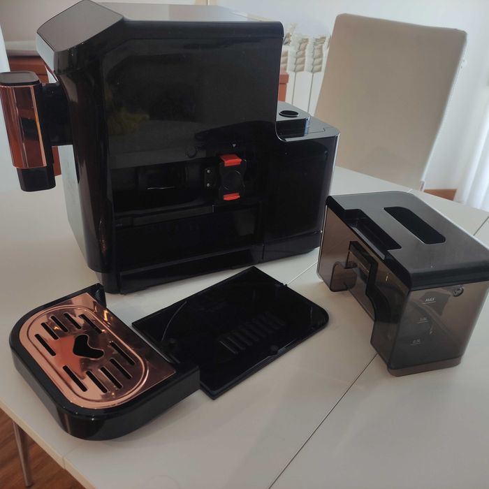 Máquina de café como nova com moinho incluído