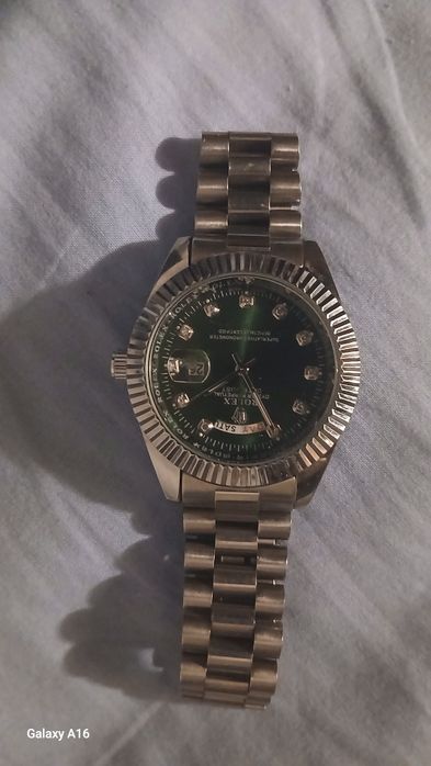 Relógio marca Rolex de pulso à trabalhar