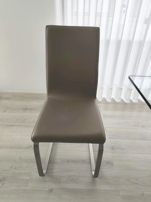 Mesa e cadeiras sala jantar