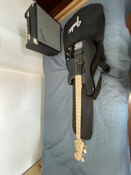 Conjunto Baixo Fender com Amplificador