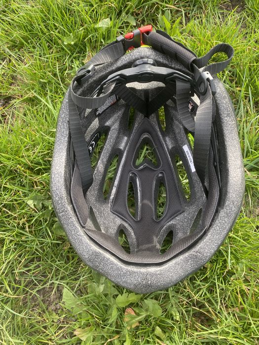 Продам велошолом у відмінному стані