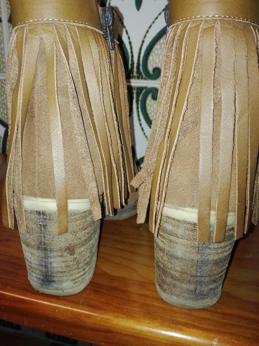 Botas em pele com franjas