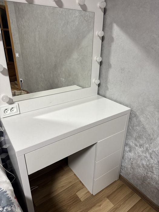 Туалетный столик / косметический столик