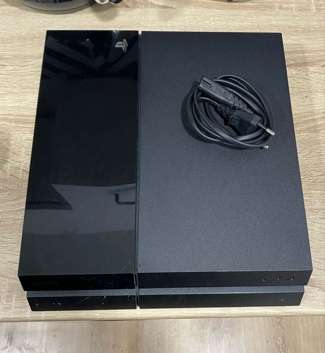 Ps4 1tb slim + 2 pady + 4 gry