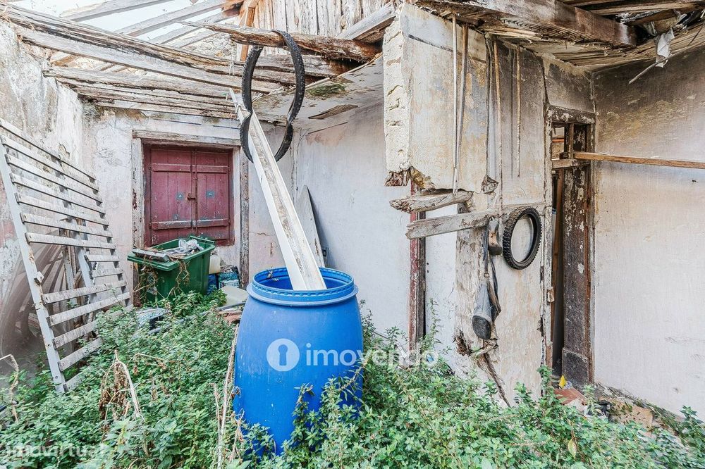 Moradia T1 em ruína, numa localização privilegiada, em Algés