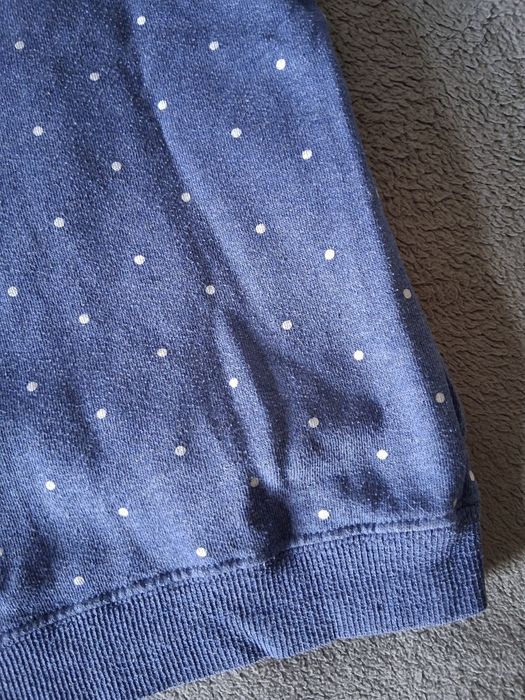 Sweatshirt/moletom curta, com capuz e pelo interior.