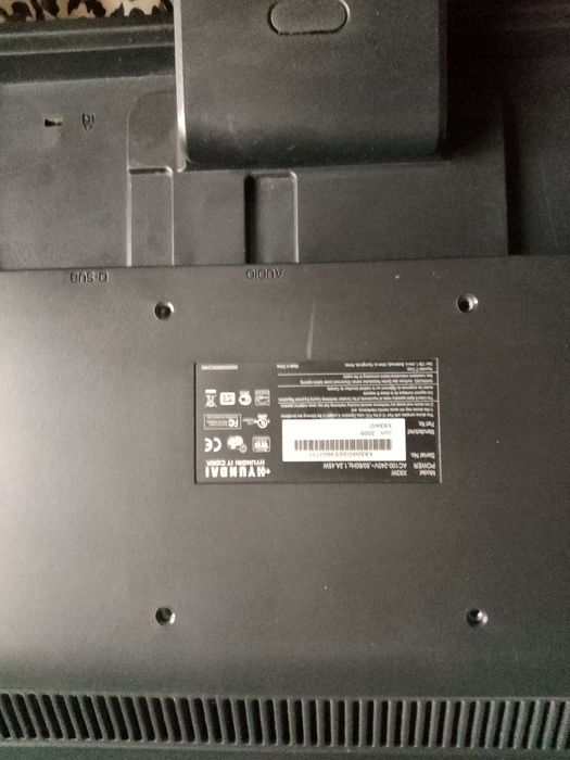 Dwa głośniki w monitorze sprawne . linia po środku.