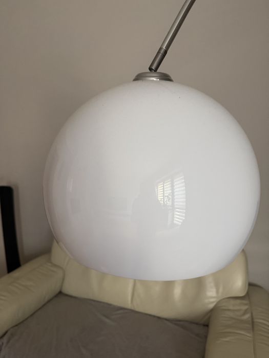 Nowoczesna lampa stojaca
