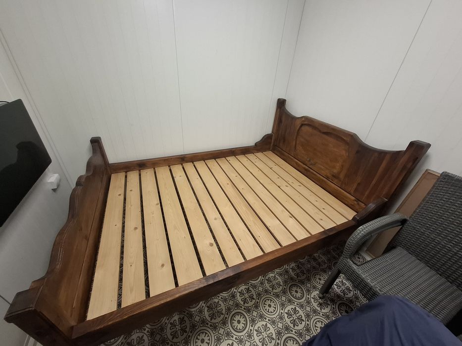 Łóżko sypialniane drewniane robione przez stolarza