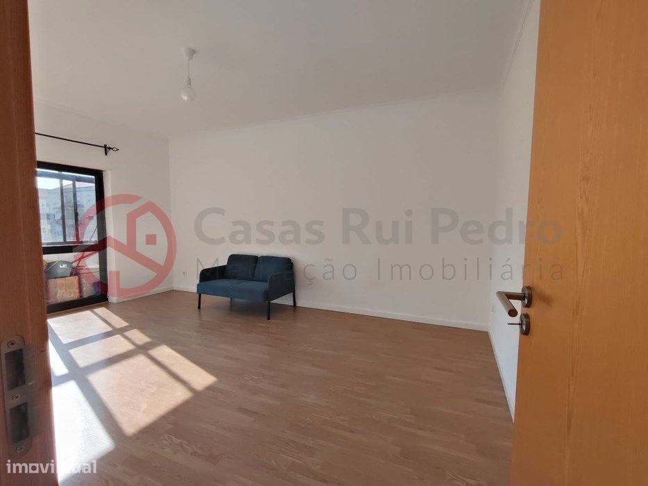 Apartamento T1+3 com 126,30m², Excelente Potencial no Barreiro
