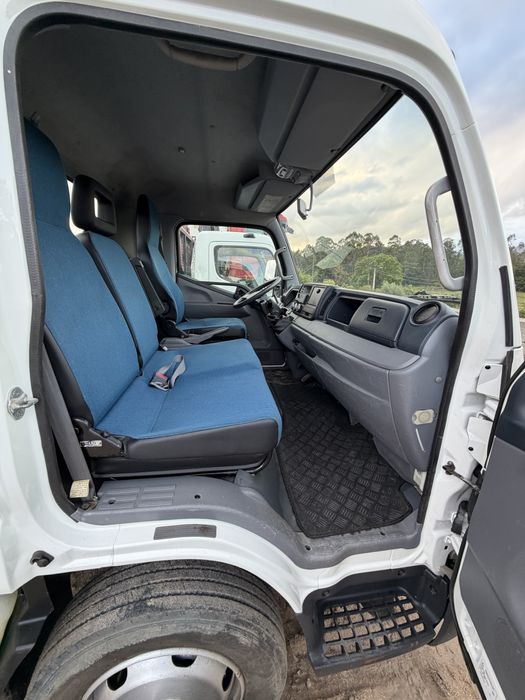 Mitsubishi Fuso com grua de 12M estrado