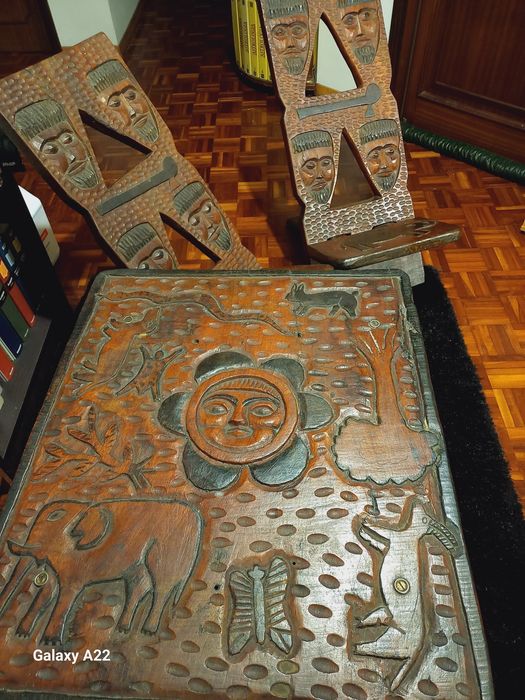 Mesa toda entalhada em madeira africana da tribo Sobá.Datada de 1973.