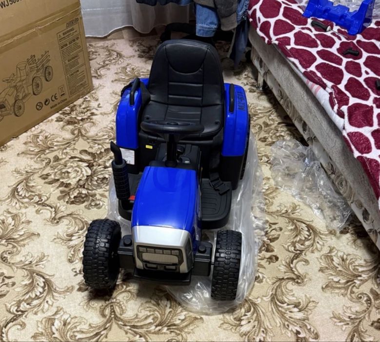 Дитячий електромобіль Синій трактор з причепом