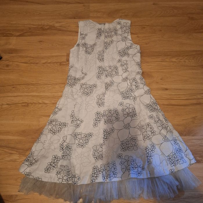 Biała dziecięca sukienka z halką pod spodem