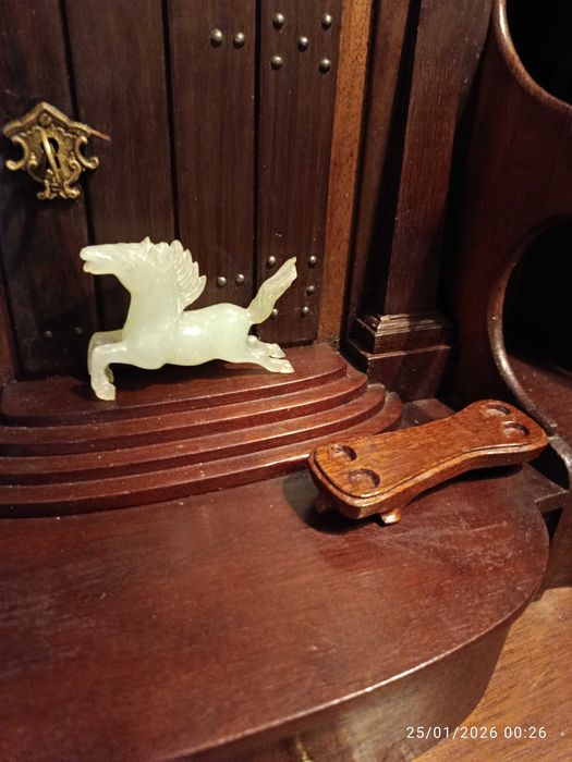 Escultura Cavalo Jade Celadon Base Madeira 8 cm