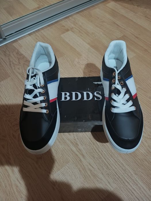 Кроссовки фирмы BDDS 43 размер