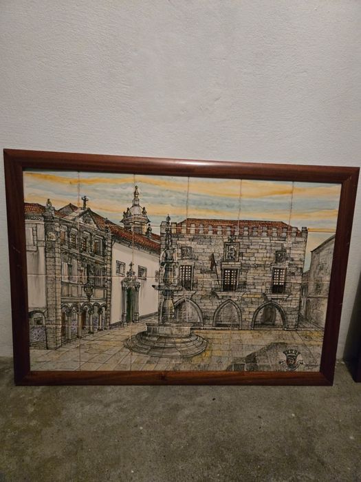 Quadros pintados á mão em azulejo sobre edificios historicos de Viana